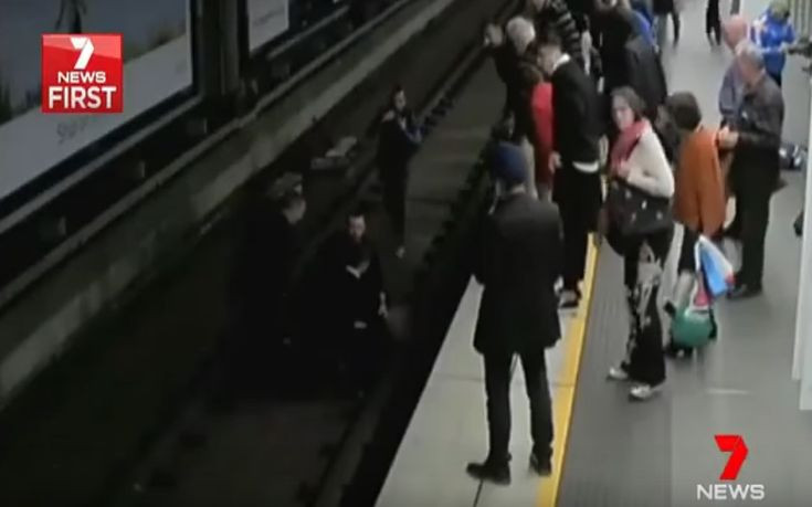 Άνδρας λιποθυμά και πέφτει στις γραμμές του τρένου (βίντεο)